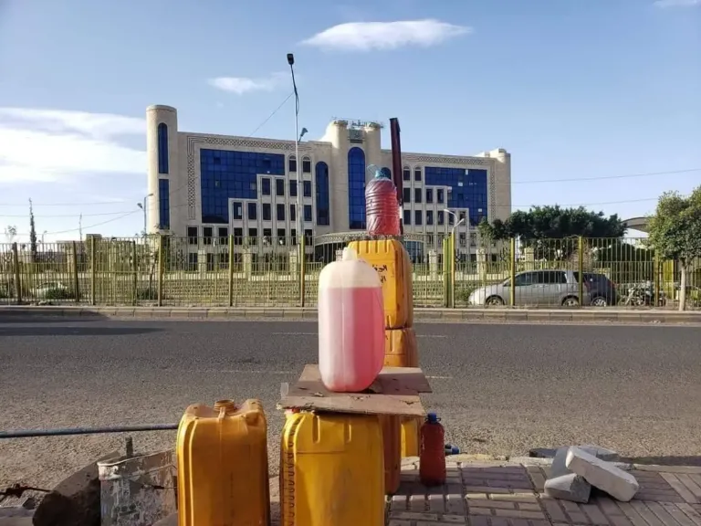 الحوثيون يرفضون الإعتراف بالبترول الفاسد خوفا من الحوالات المالية بين المحطات والمتضررين
